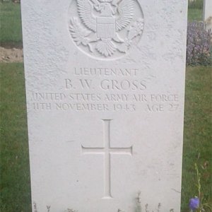 B. Gross (grave)