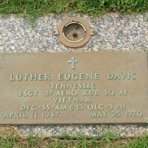 L. Davis (grave)