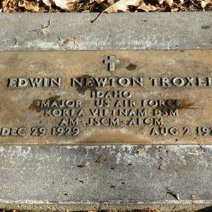 E. Troxel (grave)