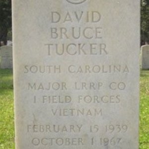 D. Tucker (grave)