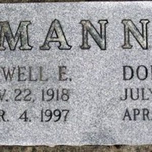 Lowell E. Mann (grave)