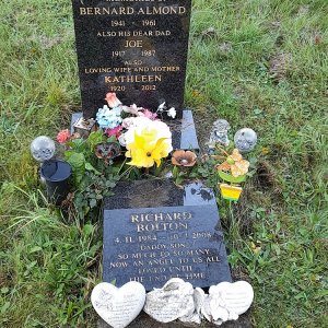 B. Almond (Grave)