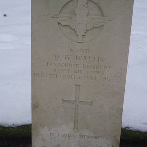 D. Wallis (Grave)