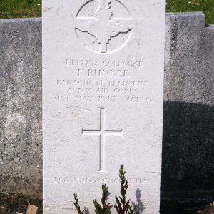 T. Bunker (Grave)