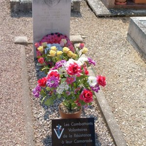 D. Leigh (grave)