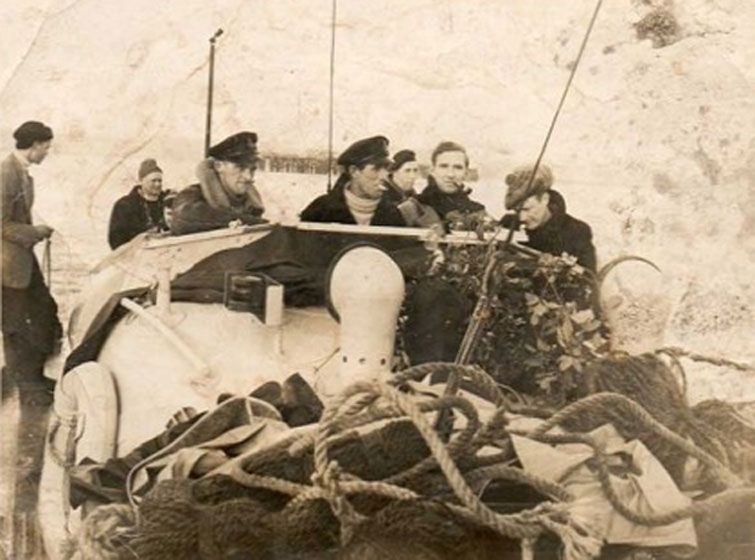 B. Thomas (2nd right with pipe)