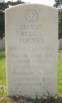 D. Tucker (grave)