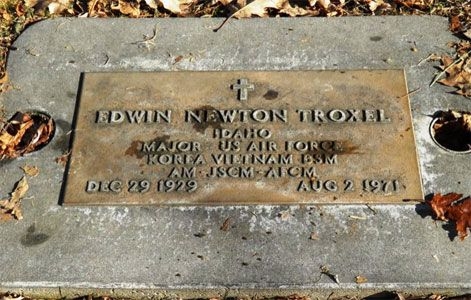 E. Troxel (grave)