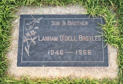 L. Broyles (grave)