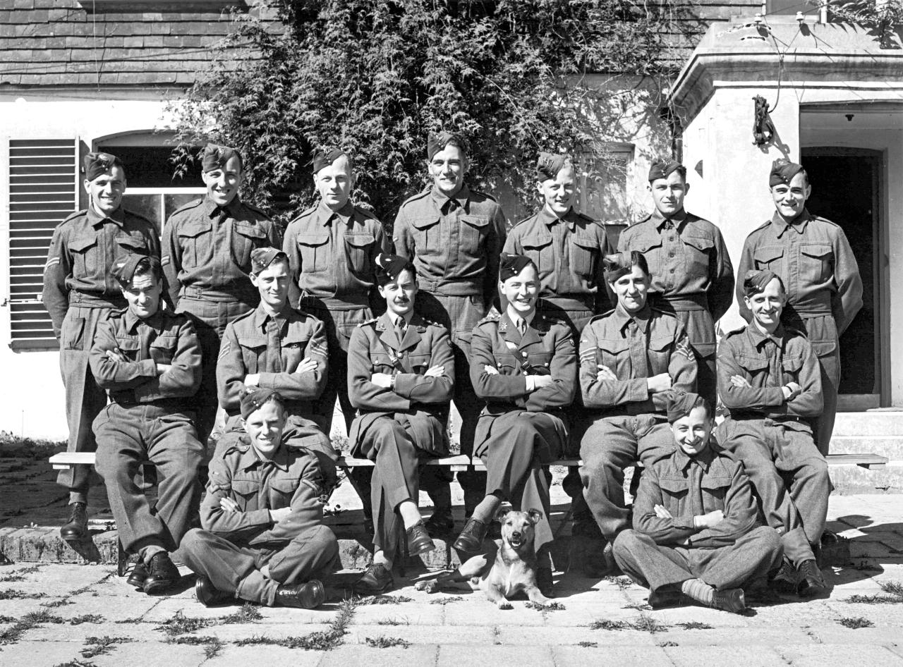 Platoon_at_Tottington_Manor_Sept_1943_1280.jpg